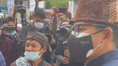 Yudi, warga Desa Ranupane, Gunung Semeru, Jawa Timur memberanikan mencegat Menparekraf Sandiaga Uno, Minggu (19/9/2021). (Foto: Istimewa) tugu jatim