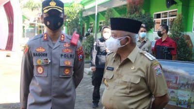 Bupati Malang, M Sanusi (kanan) ketika meninjau pelaksaan vaksinasi di Ponpes Miftahul Ulum, Gongdanglegi, Malang, Selasa (7/9/2021). (Foto: Rizal Adhi/Tugu Malang/Tugu Jatim)