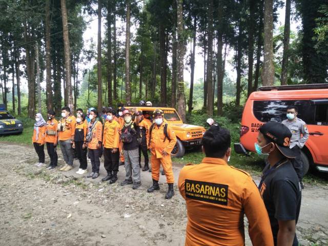 Polisi dan tim SAR gabungan masih terus menyisir hutan mencari survivor yang dilaporkan hilang sejak Rabu (15/9/2021) di Hutan Cungkup, Ngantang, Kabupaten Malang. (Foto: Dokumen) tugu jatim