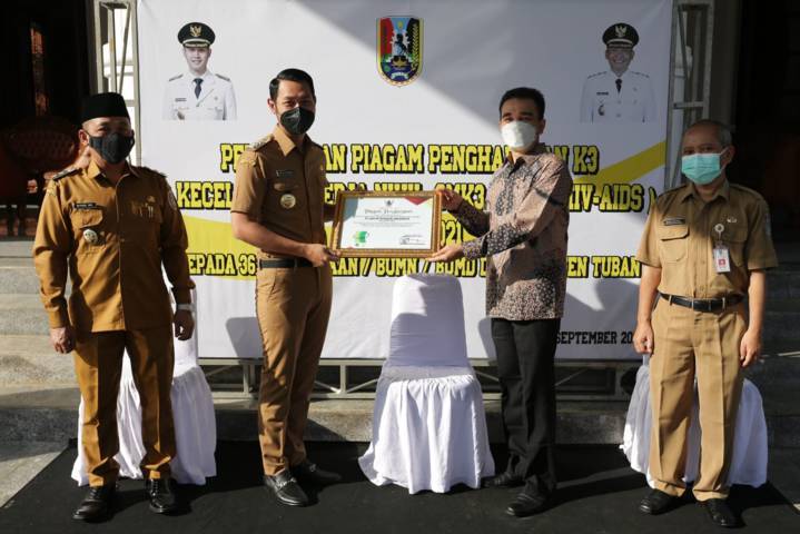 Penyerahan penghargaan Zero Accident dari Pemerintah Provinsi Jawa Timur yang diserahkan oleh Bupati Tuban, Aditya Halindra Faridzky kepada pihak menejemen PT SBI. (Foto: Humas PT SBI) tugu jatim