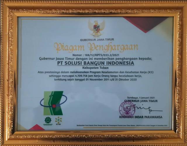 Penghargaan Zero Accident dari Pemprov Jatim yang diberikan pada PT SBI Pabrik Tuban. (Foto: Humas PT SBI)