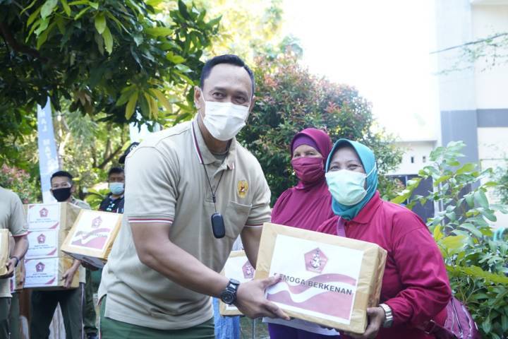 Kegiatan bakti sosial bagi-bagi sembako yang digelar Korem 162/WB di SMPN 6 Mataram untuk memperingati HUT ke-76 TNI. (Foto: Dokumen) tugu jatim