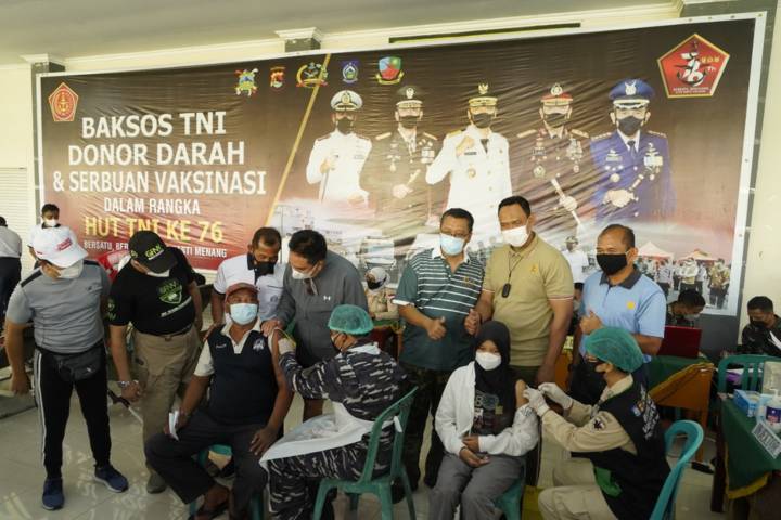 Serbuan vaksin Covid-19 yang digelar Korem 162/WB di SMPN 6 Mataram untuk memperingati HUT ke-76 TNI. (Foto: Dokumen) tugu jatim