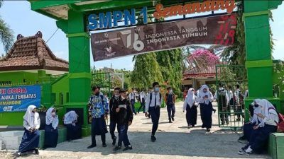 Ilustrasi suasana siswa yang akan pulang dari sekolah. Terlihat raut wajah yang gembira usai Pembelajaran Tatap Muka (PTM) Terbatas yang digelar di tengah pandemi Covid-19. (Foto: Moch Abdurrochim/Tugu Jatim)