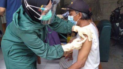 Program vaksinasi keliling yang menyasar lansia di Kota Kediri bernama SiMbahKu terus digenjot. (Foto: Pemkot Kediri) tugu jatim