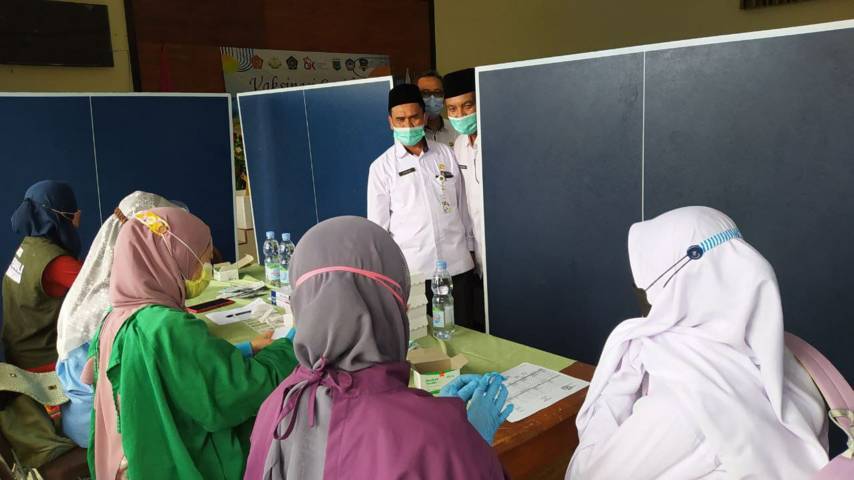 Kepala Sekolah MAN Kota Batu Farhadi saat meninjau pelaksaanaan vaksinasi bagi anak didiknya, Selasa (13/9/2021). (Foto: M Ulul Azmy/Tugu Malang/Tugu Jatim)