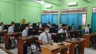 Siswa kelas XI SMKN 1 Madiun tengah mengerjakan soal Asesmen Nasional Berbasis Komputer di laboratorium komputer sekolah. (Foto: Eko Suprayitno/Tugu Jatim)