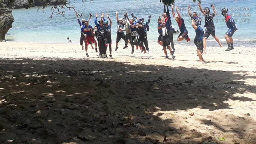 Rombongan pegawai Pemkot Malang yang melakukan foto bersama di Pantai Kondang Merak, Kabupaten Malang. (Foto: Istimewa) tugu jatim