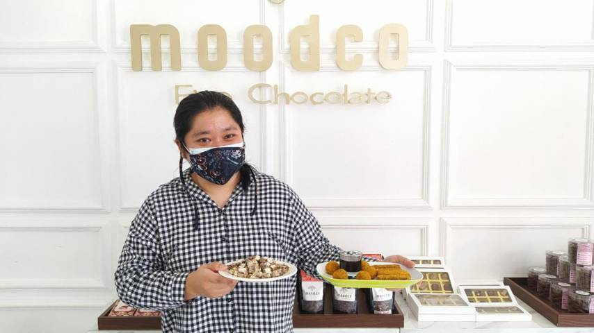 Merry Sujiati, Founder Moodco Fine Chocolate menunjukkan hasil olahan tekao. (Foto: M Ulul Azmy/Tugu Malang/Tugu Jatim) 