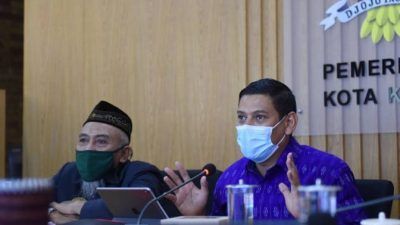 Wali Kota Kediri, Abdullah Abu Bakar saat memberikan pemaparan terkait toleransi di ajang Dialog Nasional Pemerintah Kota Sebagai Pilar Penting Toleransi, Kamis (30/9/2021). (Foto: Pemkot Kediri) tugu jatim