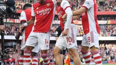  Emile Smith Rowe (tengah) saat merayakan gol bersama Pierre Emerick Aubameyang (depan) dan Martin Odegaard (belakang). (Foto: Instagram/Arsenal) tugu jatim