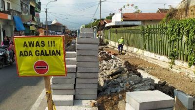 Para pekerja tengah menggarap akses trotoar yang nanti juga ramah difabel di Jalan Sudiro, Alun-Alun Kota Wisata Batu, Rabu (29/9/2021). (Foto: M Ulul Azmy/Tugu Malang/Tugu Jatim) trotoar ramah difabel pemkot batu