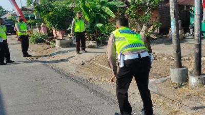 Jajaran personel Unit Laka Satlantas Polres Tuban saat melakukan olah Tempat Kejadian Perkara (TKP) di lokasi tabrak lari Jalan Tuban-Widang KM 19-20, Desa Penidon, Kecamatan Plumpang, Kabupaten Tuban, Kamis (16/9/2021). (Foto: Unit Laka Satlantas Polres Tuban) tugu jatim kecelakaan