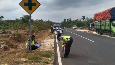 Olah TKP yang dilakukan anggota Satlantas Polres Tuban dalam laka lantas yang terjadi di Jalan KH Hasyim Asy’ari, Desa Tegalagung, Kecamatan Semanding, Tuban, Minggu (12/9/2021) pagi. (Foto: Unit Laka Satlantas Polres Tuban) tugu jatim