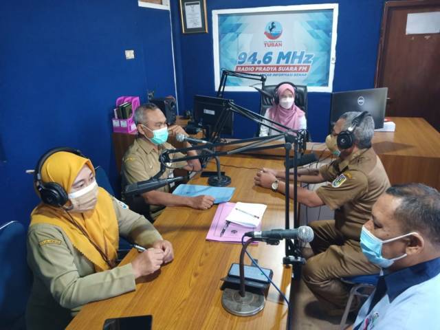 Tenaga Ahli P3MD Kementerian Desa, Agus Wahid, Kabid Ketahanan Pangan Dinas Pertanian dan Ketahanan Pangan, Pipin Diah Larasati, Sekretaris Dinas Perikanan dan Peternakan, Imron Kholiq, dan Kabid Kesehatan Masyarakat Dinas Kesehatan Tuban, Lulut Purwanto saat siaran di Radio Pradya Suara dalam program Monday Talk, Senin (20/09/2021). (Foto: Diskominfo Tuban) pemkab tuban stunting tugu jatim