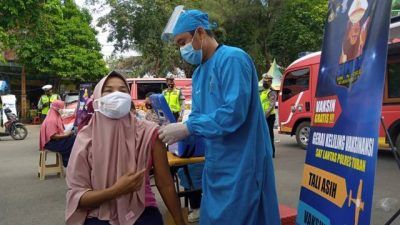 Salah satu tunawisma yang menjalani vaksinasi Covid-19 di kawasan Pantai Boom, Kabupaten Tuban, Selasa (21/9/2021). (Foto: Moch Abdurrochim/Tugu Jatim)