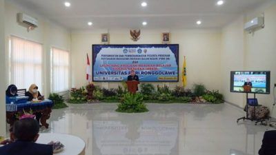 Rektor Unirow Tuban Prof. Dr. Supiana Dian Nurtjahyani saat memberikan sambutan pada kegiatan Launching Program MBKM dan Pemberangkatan Peserta PMM-DN di Gedung Rektorat Lantai 2 Unirow, Kamis (30/9/2021). (Foto: Humas Unirow Tuban) tugu jatim