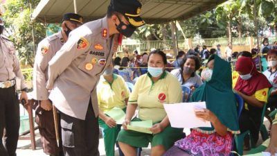 Kapolres Malang AKBP Bagoes Wibisono saat meninjau pelaksanaan vaksinasi di Pakisaji, Kabupaten Malang, Kamis (2/9/2021). (Foto: Polres Malang) tugu jatim, vaksin presisi,