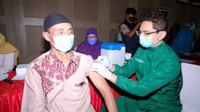 Seorang lansia tengah mendapat vaksin di Program Vaksinasi oleh Kwarcab Pramuka Kota Batu di Balai Kota Among Tani, Kamis (16/9/2021). (Foto: M Ulul Azmy/Tugu Malang/Tugu Jatim)