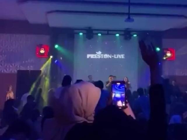 Tangkapan layar video acara musik di salah satu kafe di Kota Malang. (Foto: Dokumen) dugem tugu jatim ppkm