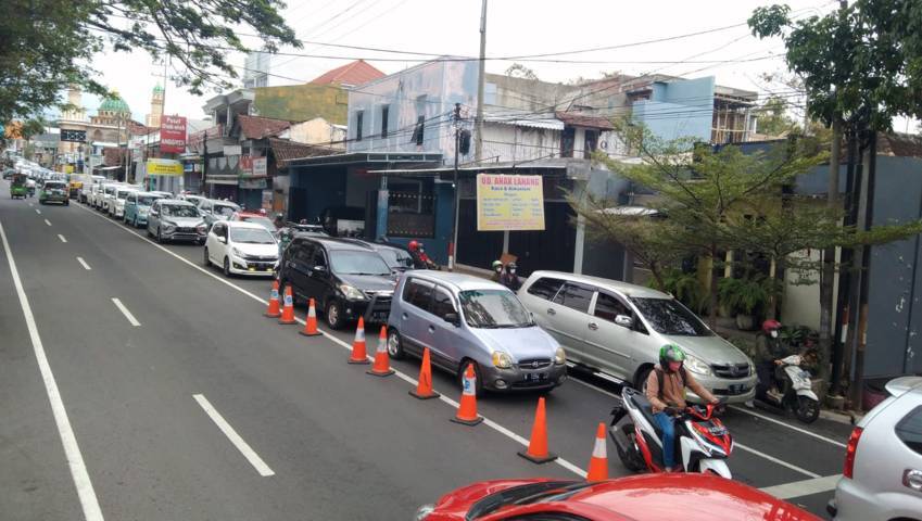Penumpukan kendaraan terjadi di sepanjang pertigaan Pendem Kota Batu pasca dibukanya 2 destinasi wisata, Minggu (12/9/2021). (Foto: M Ulul Azmy/Tugu Malang/Tugu Jatim)