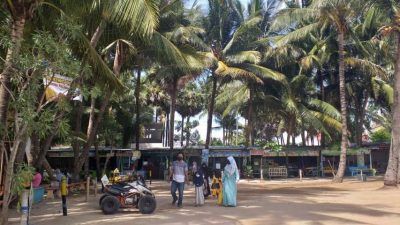 Suasana tempat wisata Pantai Kelapa di Kelurahan Panyuran, Kecamatan Palang, Kabupaten Tuban yang masih tampak sepi pengunjung meski izin operasi sudah dikeluarkan. (Foto: Mochamad Abdurrochim/Tugu Jatim) pariwisata