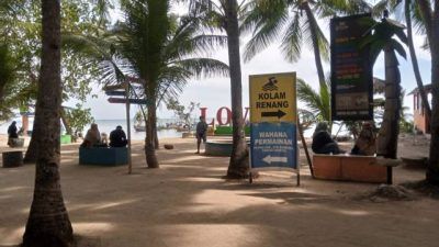 Suasana tempat wisata Pantai Kelapa di Kelurahan Panyuran, Kecamatan Palang, Kabupaten Tuban yang masih tampak sepi pengunjung meski izin operasi sudah dikeluarkan. (Foto: Mochamad Abdurrochim/Tugu Jatim) disparbudpora tuban