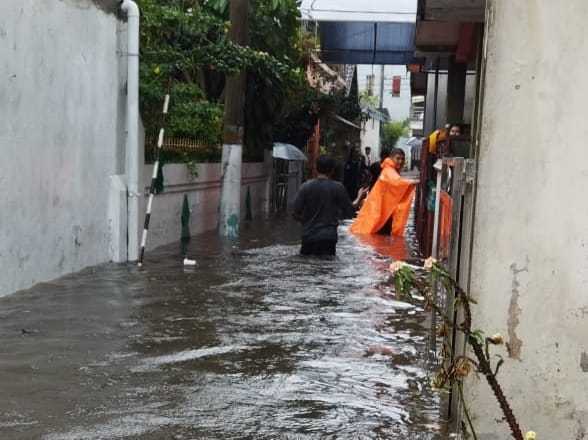 Rumah warga tampak terendam banjir saat hujan lebat pada Selasa (19/10/2021). (Foto: BPBD Kota Malang/Tugu Jatim)