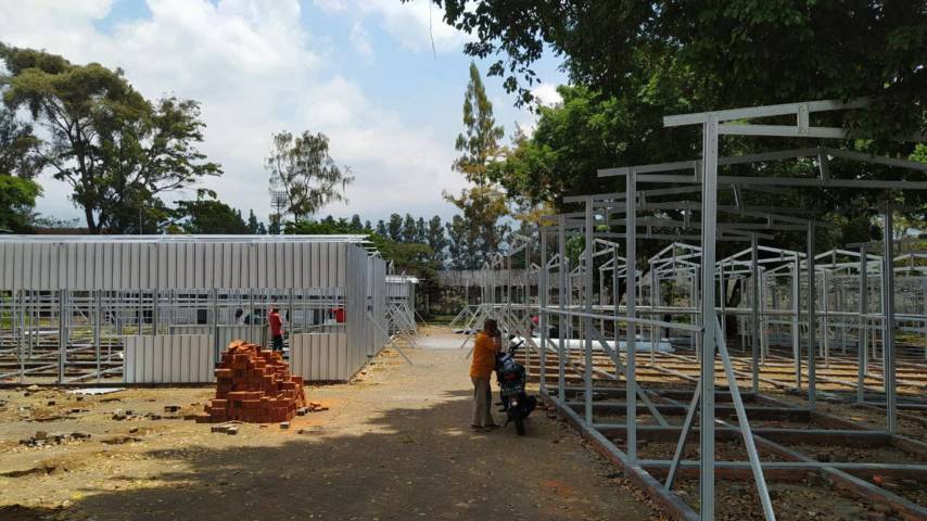 Proses pengerjaan tempat relokasi sementara pedagang Pasar Besar Kota Batu di Stadion Brantas. (Foto: M. Ulul Azmy/Tugu Malang/Tugu Jatim)