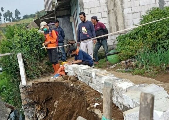 Bencana tanah longsor hingga plengsengan ambles di penghujung Agustus-September 2021 di sejumlah titik Kota Batu. (Foto: BPBD Kota Batu/Tugu Jatim)