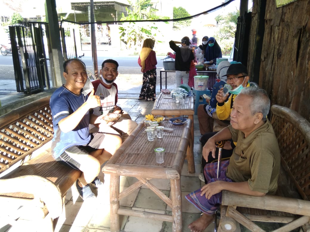 Komunitas Sedekah Berkah Roemantis Bojonegoro yang menyediakan makanan gratis untuk masyarakat. (Foto: Mila Arinda/Tugu Jatim)