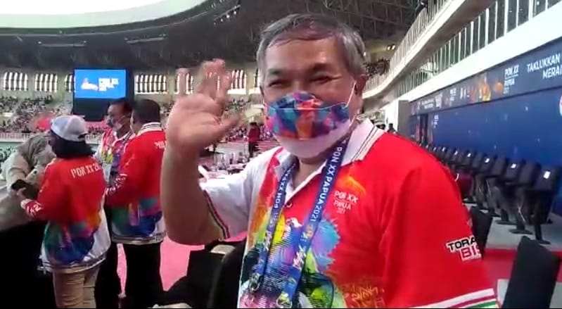 Pakar Komunikasi dan Motivator Nasional Dr Aqua Dwipayana duduk di Royal Box saat berada di acara penutupan PON XX Papua 2021. (Foto: Dokumen/Tugu Jatim)