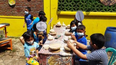 Anak-anak tampak antusias mengikuti "Festival Keramik Dinoyo #4" pada Sabtu (16/10/2021). (Foto: Dokumen/Tugu Jatim)