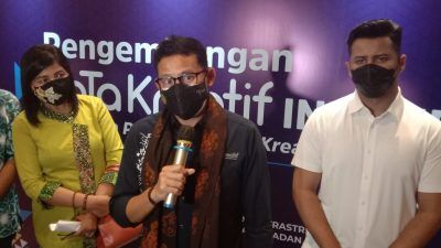 Menparekraf RI Sandiaga Uno ditemui usai workshop Pengembangan KaTa Kreatif di Latar Ijen Coffee & Resto Kota Malang, Sabtu (16/10/2021).(Foto: M. Sholeh/Tugu Malang/Tugu Jatim)