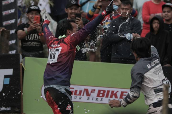Hildan Afos Katana saat merayakan euforia kemenangannya di Teras CAF 2021 1st Series Downhill Race di Cikole Bike Park, Lembang, Bandung. (Foto: KONI Kota Batu/Tugu Jatim)