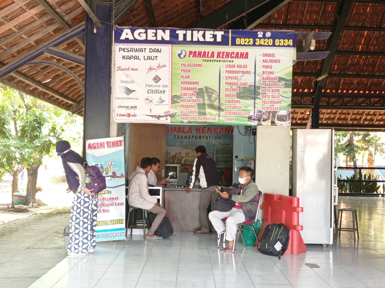 Agen travel di Terminal Rajekesi Bojonegoro. (Foto: Mila Arinda/Tugu Jatim)