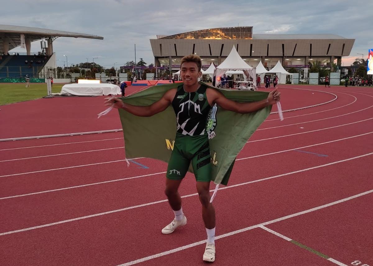 Tengku Tegar Abadi meluapkan kegembiraan setelah sukses meraih emas cabor atletik lompat galah dengan lompatan 5,15 meter di PON XX Papua 2021. (Foto: Humas KONI Tuban/Tugu Jatim)