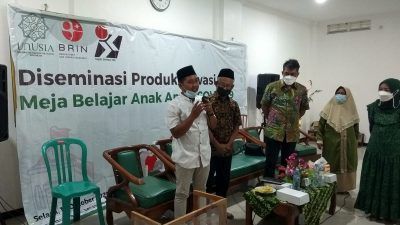 Direktur Yayasan Tanali Zakky Alayyubi memperlihatkan meja belajar aman Covid-19 ke sejumlah peserta penerima bantuan. (Foto: Dokumen/Tugu Jatim)