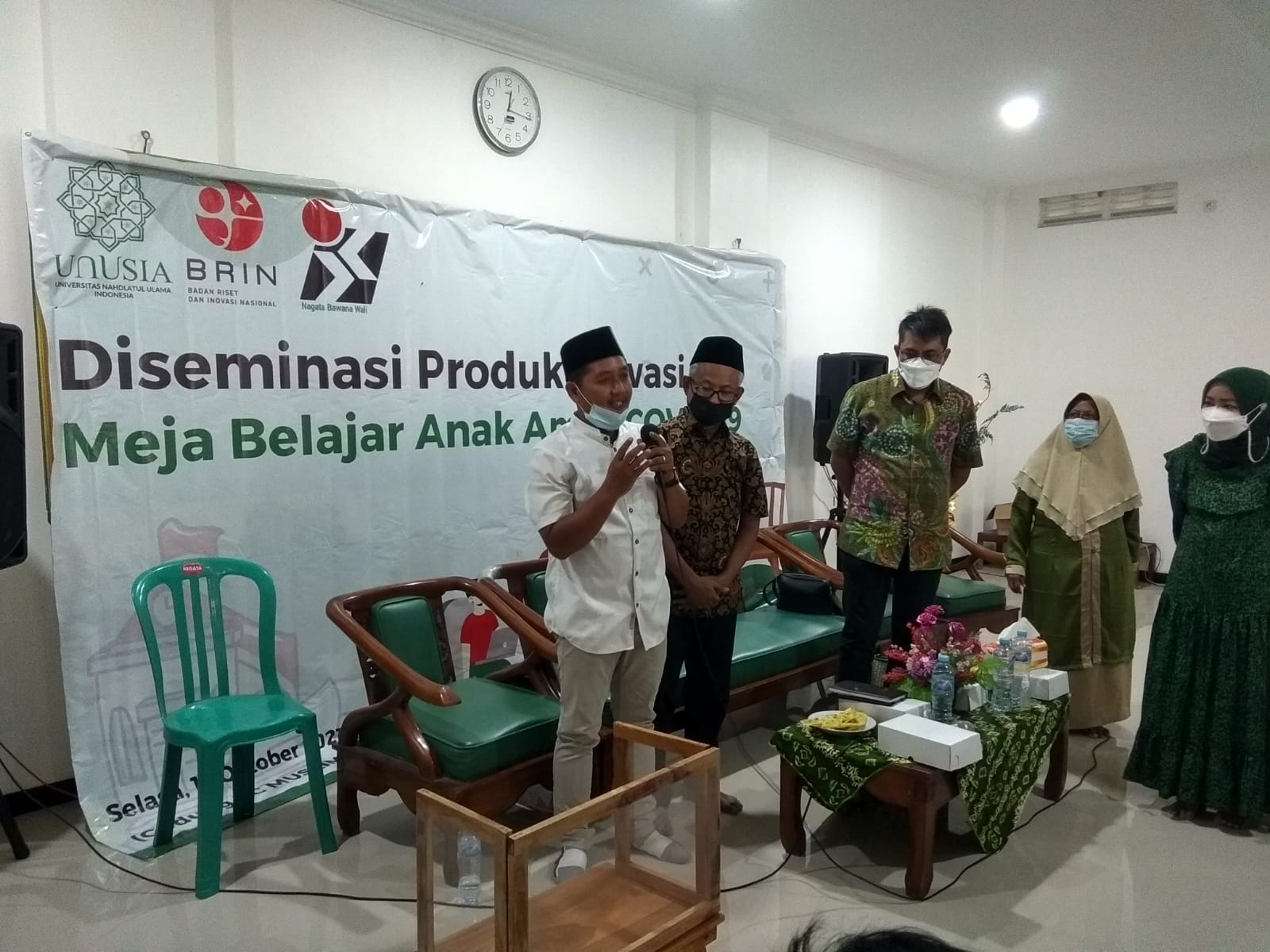 Direktur Yayasan Tanali Zakky Alayyubi memperlihatkan meja belajar aman Covid-19 ke sejumlah peserta penerima bantuan. (Foto: Dokumen/Tugu Jatim)