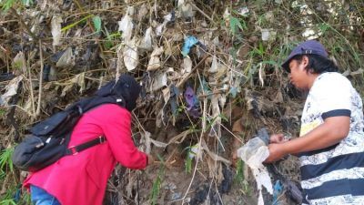 Operasi Plastik, Relawan Panen 10 Karung Sampah di Sungai Bengawan Solo