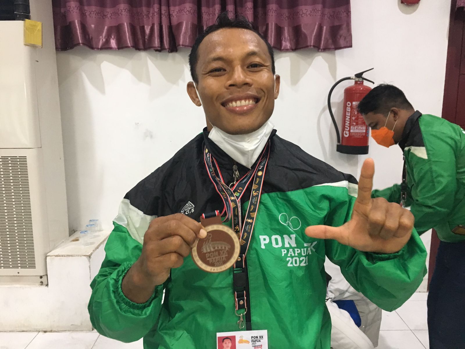 Imam Mastur, atlet jujitsu Kota Kediri, yang memperoleh medali perunggu di kelas pertandingan nezawa putra-62 kg. (Foto: Dokumen/Tugu Jatim)