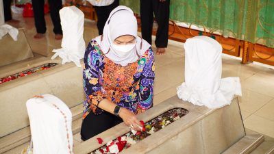 Wali Kota Batu Dewanti Rumpoko ziarah ke makam para leluhur Kota Batu, Jumat (15/10/2021). (Foto: Diskominfo KWB/Tugu Jatim)