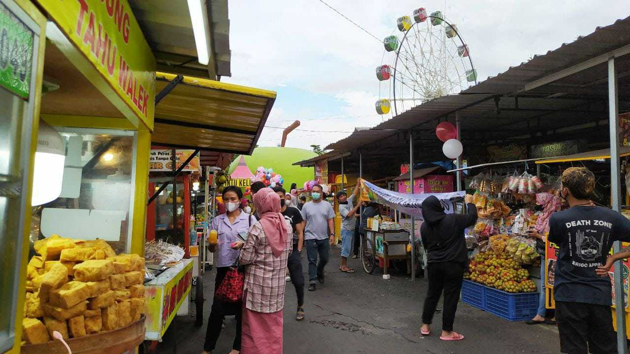 Stan kuliner di Pasar Laron Alun-Alun Kota Batu dijubeli pembeli. (Foto: M. Ulul Azmy/Tugu Malang/Tugu Jatim)