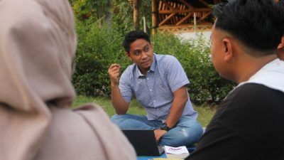 Abdul Musawir Yahya di tengah obrolan bersama muda-mudi. (Foto: Dokumen/Tugu Jatim)