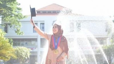 Diva Kurnianingtyas, wisudawan doktor termuda ITS berusia 24 tahun asal Malang/tugu jatim