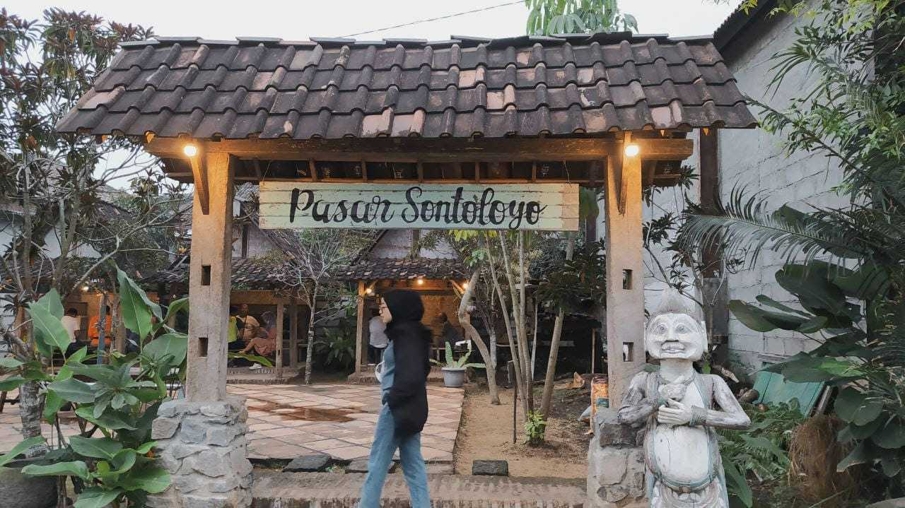 Pengunjung juga bisa foto di Warung Kopi Sontoloyo, Kota Batu. (Foto: M. Ulul Azmy/Tugu Malang/Tugu Jatim)