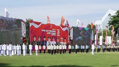 Suasana upacara peringatan HUT Provinsi Jawa Timur ke-76 yang diselenggarakan di gedung negara Grahadi Surabaya, Rabu (13/10/2021). /tugu jatim