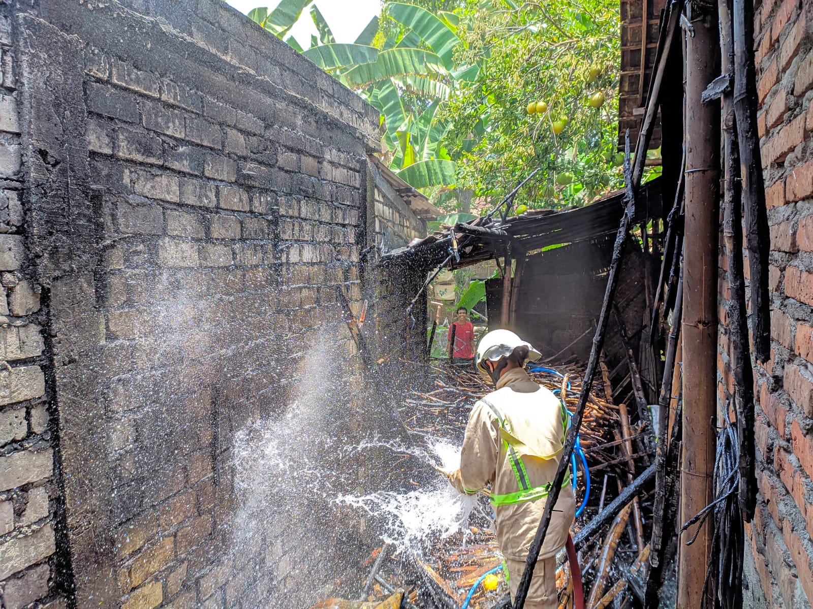 Kebakaran di Kabupaten Bojonegoro akibat memasak air di tungku pada Selasa (19/10/2021). (Foto: Istimewa/Tugu Jatim)