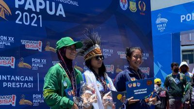 Nafa Amadea, atlet selam Kota Batu (baju hijau) kembali memboyong medali perak di nomor selam laut individual 3.000 meter di ajang PON XX Papua 2021. (Foto: KONI Kota Batu/Tugu Jatim)