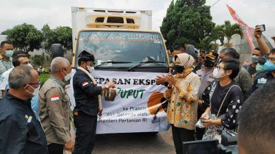 Menteri Pertanian RI Syahrul Yasin Limpo (membawa kendi) bersama Wali Kota Batu Dewanti Rumpoko secara simbolis melepas pengiriman ekspor 1 ton jeruk purut ke Prancis. (Foto: M. Ulul Azmy/Tugu Malang/Tugu Jatim)